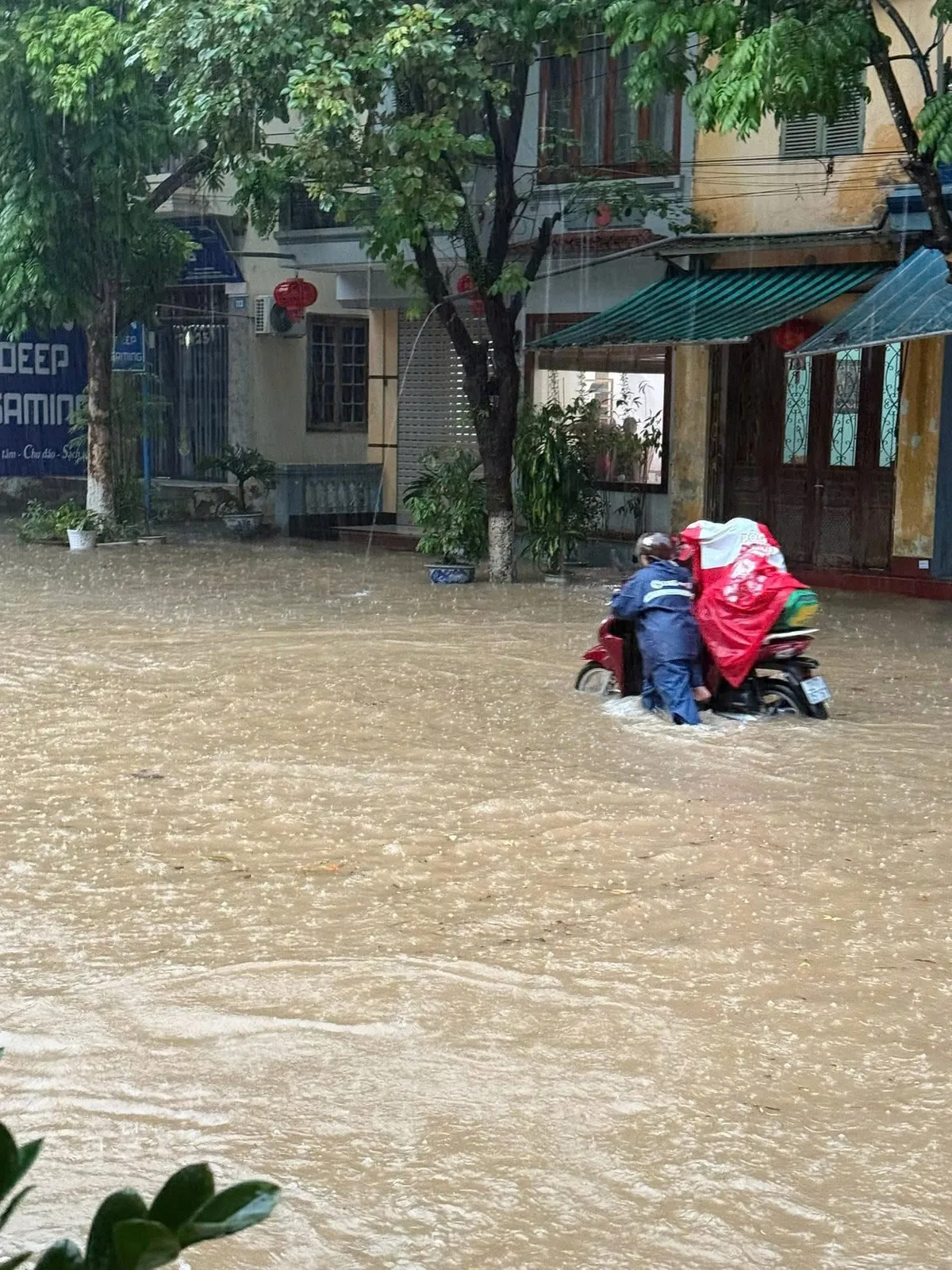 Tuyên Quang: Mưa lớn gây ngập sâu, nhà vệ sinh trường học bị sạt lở xuống suối - Ảnh 1.