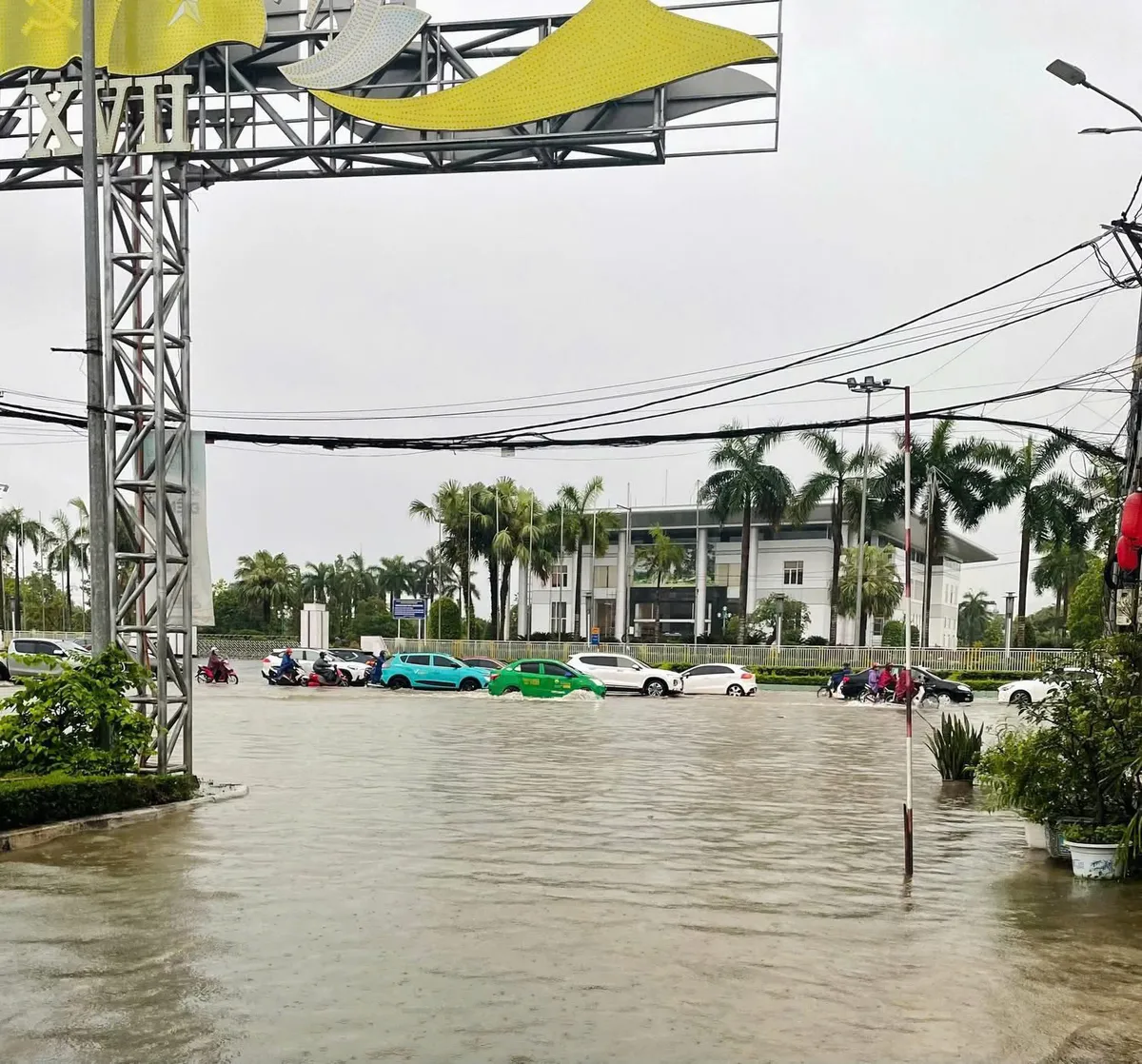 Tuyên Quang: Mưa lớn gây ngập sâu, nhà vệ sinh trường học bị sạt lở xuống suối - Ảnh 2.