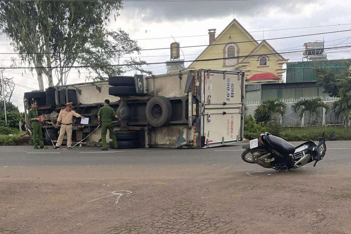 Lâm Đồng: Mưa lớn, xe đầu kéo lật ngang gây ách tắc Quốc lộ 20 - Ảnh 2.