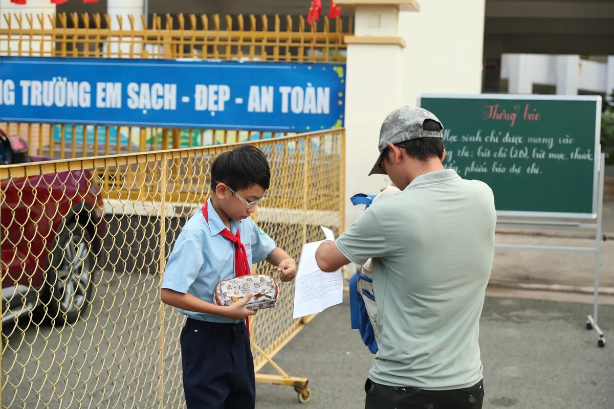 Thi khảo sát vào lớp 6 tại TP Thủ Đức: Phụ huynh không tạo áp lực cho con - Ảnh 4.