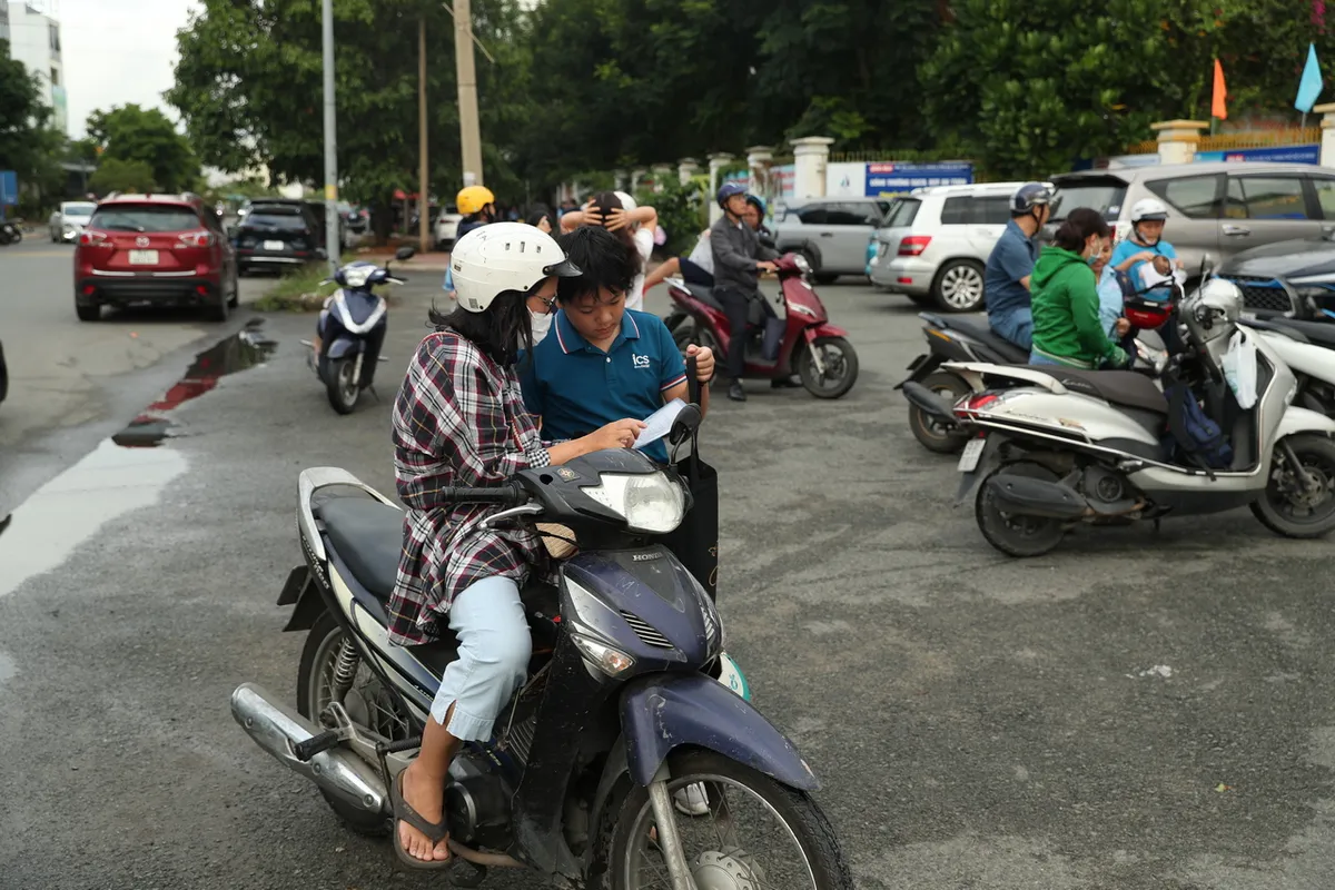 Thi khảo sát vào lớp 6 tại TP Thủ Đức: Phụ huynh không tạo áp lực cho con - Ảnh 3.