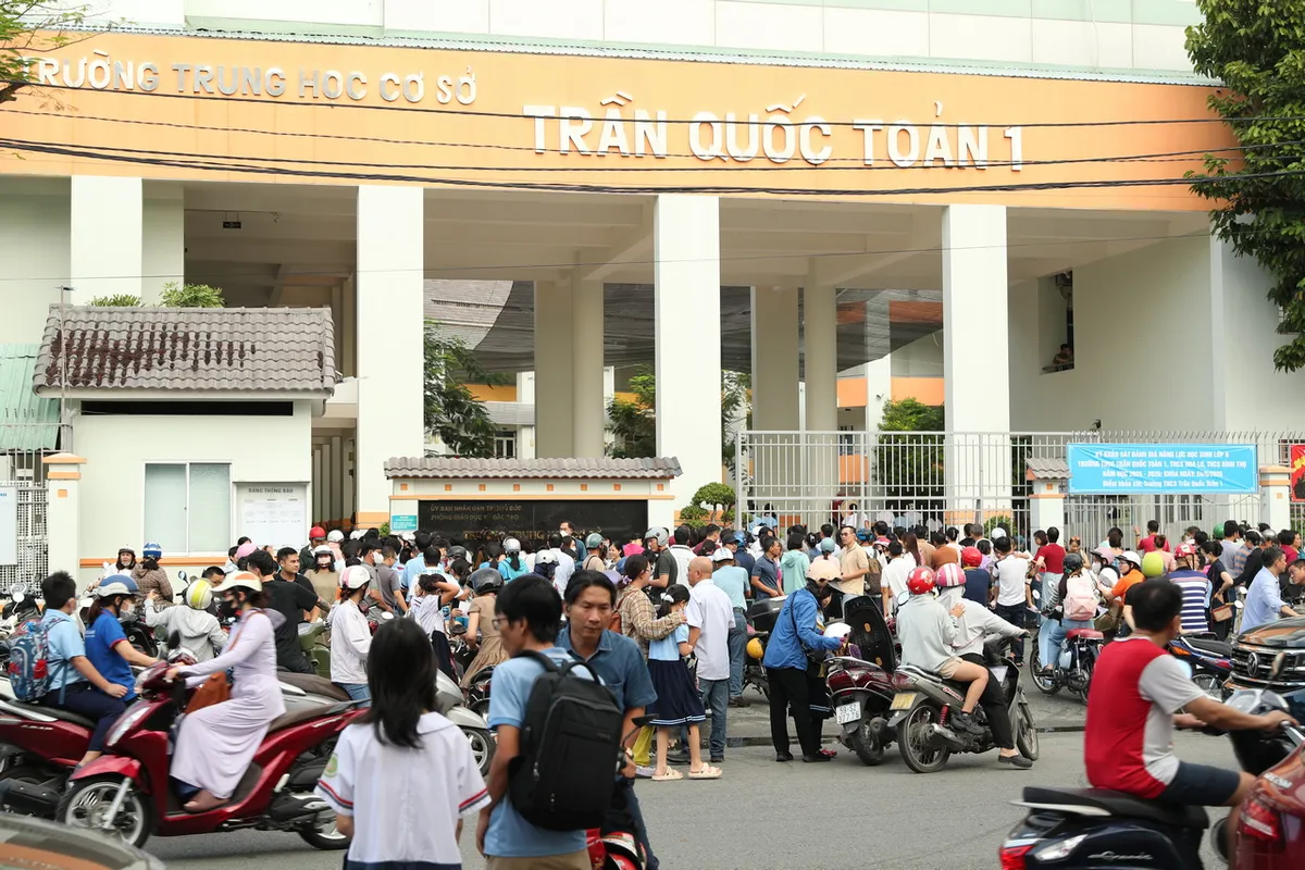 Thi khảo sát vào lớp 6 tại TP Thủ Đức: Phụ huynh không tạo áp lực cho con - Ảnh 1.