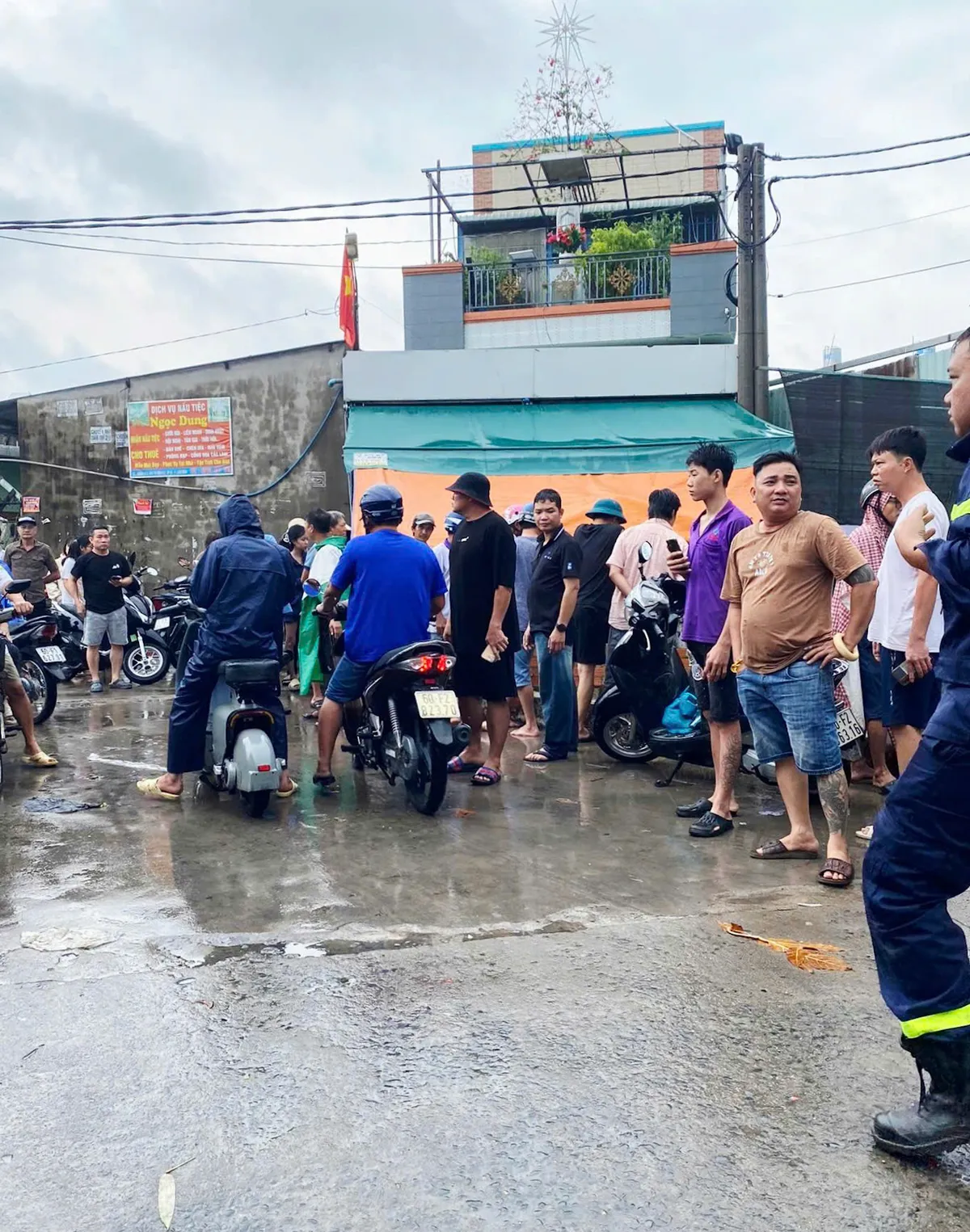 Đồng Nai: Huy động lực lượng tìm kiếm bé gái tắm mưa bị cuốn trôi xuống suối - Ảnh 3.