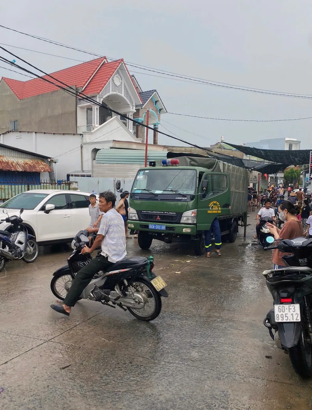 Đồng Nai: Huy động lực lượng tìm kiếm bé gái tắm mưa bị cuốn trôi xuống suối - Ảnh 2.