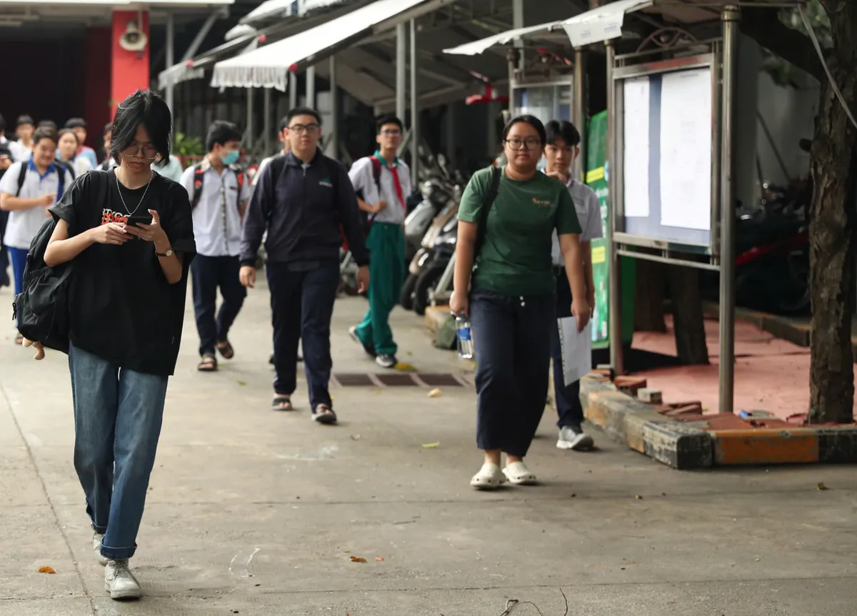 Đề thi Ngữ văn của trường Phổ thông Năng khiếu đề cập đến ranh giới giữa nghệ thuật đích thực và sản phẩm sao chép bằng công nghệ - Ảnh 1.