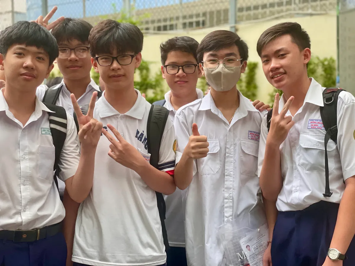 Đề thi Ngữ văn của trường Phổ thông Năng khiếu đề cập đến ranh giới giữa nghệ thuật đích thực và sản phẩm sao chép bằng công nghệ - Ảnh 2.