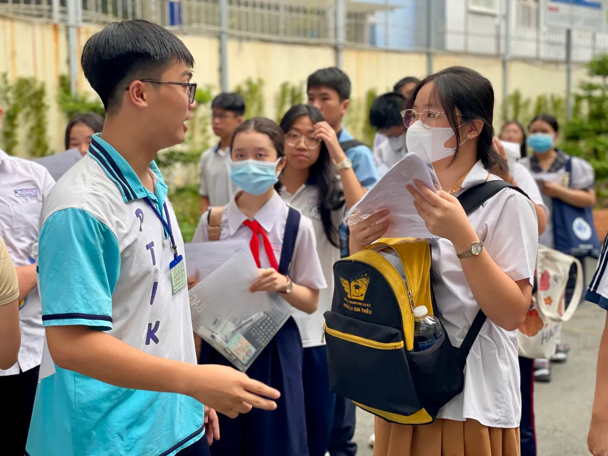 Tuyển sinh lớp 10 trường Phổ thông Năng khiếu: Ngày thi đầu tiên bắt đầu - Ảnh 2.