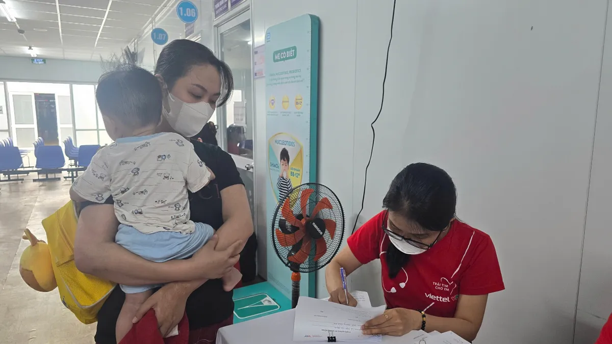 Chương trình “Trái tim cho em” tổ chức khám sàng lọc bệnh tim bẩm sinh tại tỉnh Vĩnh Long - Ảnh 11.