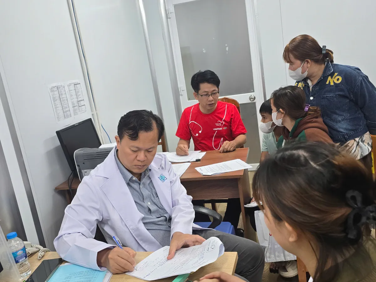 Chương trình “Trái tim cho em” tổ chức khám sàng lọc bệnh tim bẩm sinh tại tỉnh Vĩnh Long - Ảnh 8.