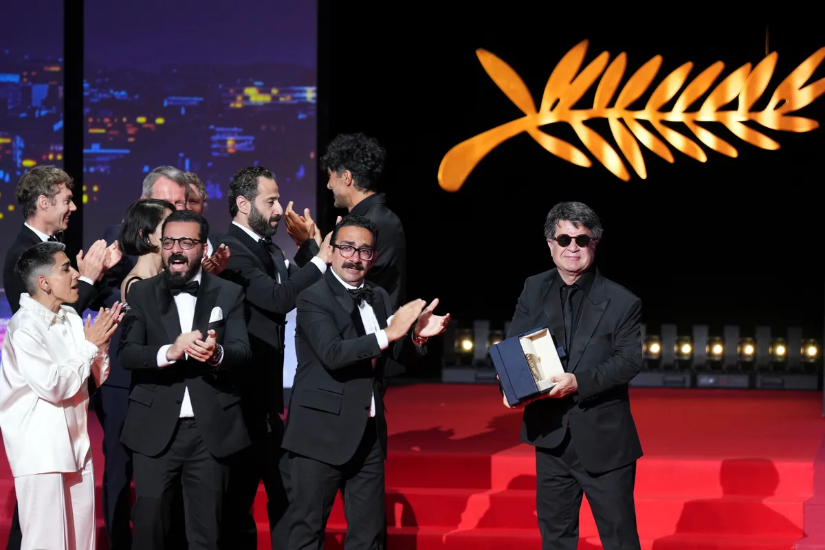 Chủ nhân Cành cọ vàng Cannes 2025 trở về Iran trong sự ủng hộ của người dân - Ảnh 1.