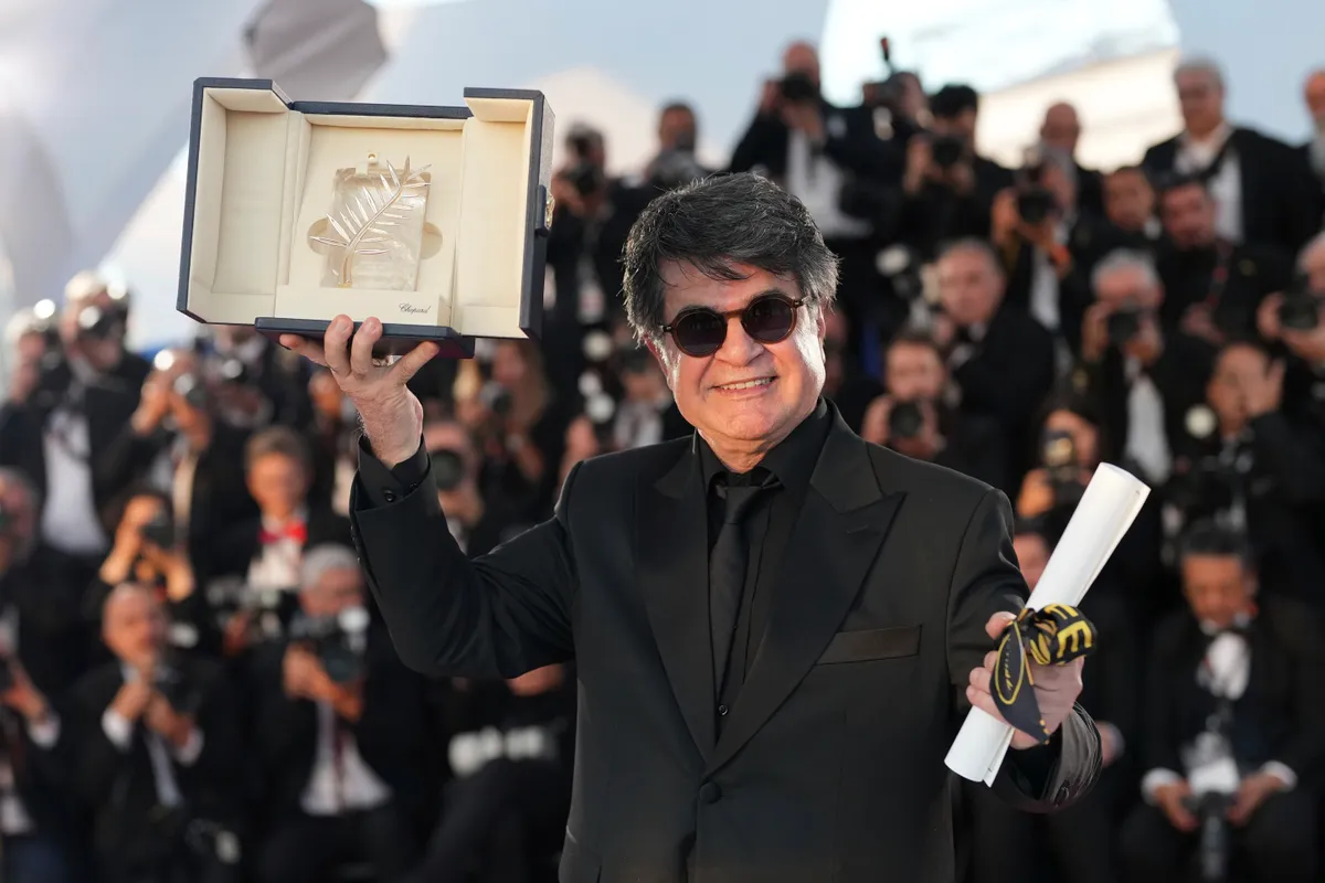 Chủ nhân Cành cọ vàng Cannes 2025 trở về Iran trong sự ủng hộ của người dân - Ảnh 2.