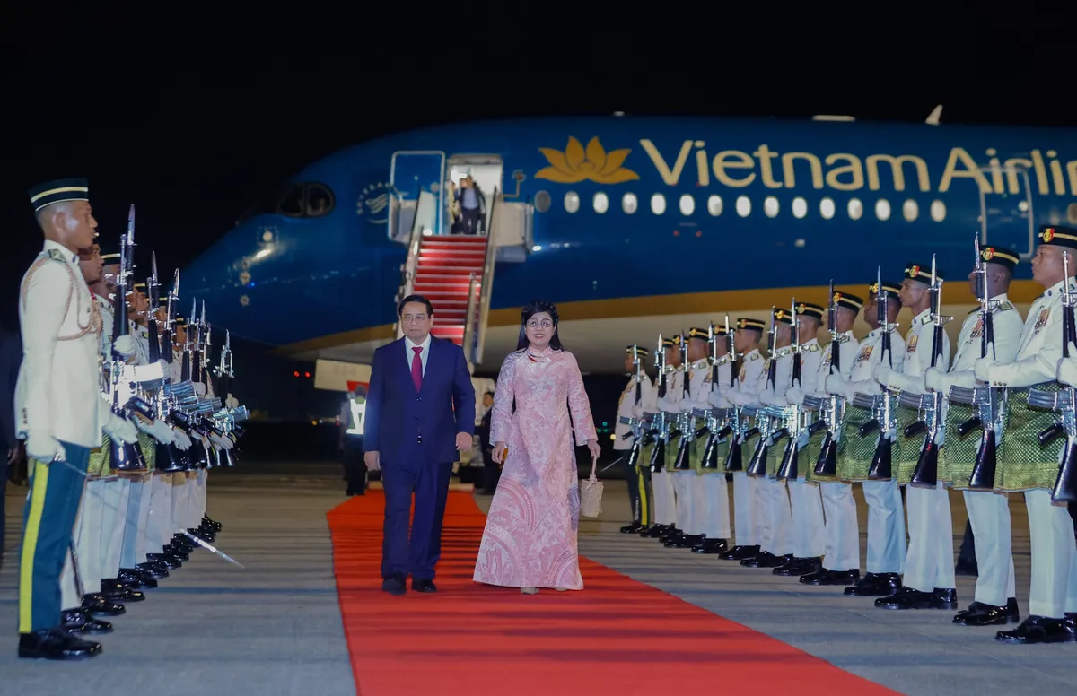 Thủ tướng Phạm Minh Chính tới Kuala Lumpur, bắt đầu thăm Malaysia và dự các Hội nghị cấp cao - Ảnh 1.