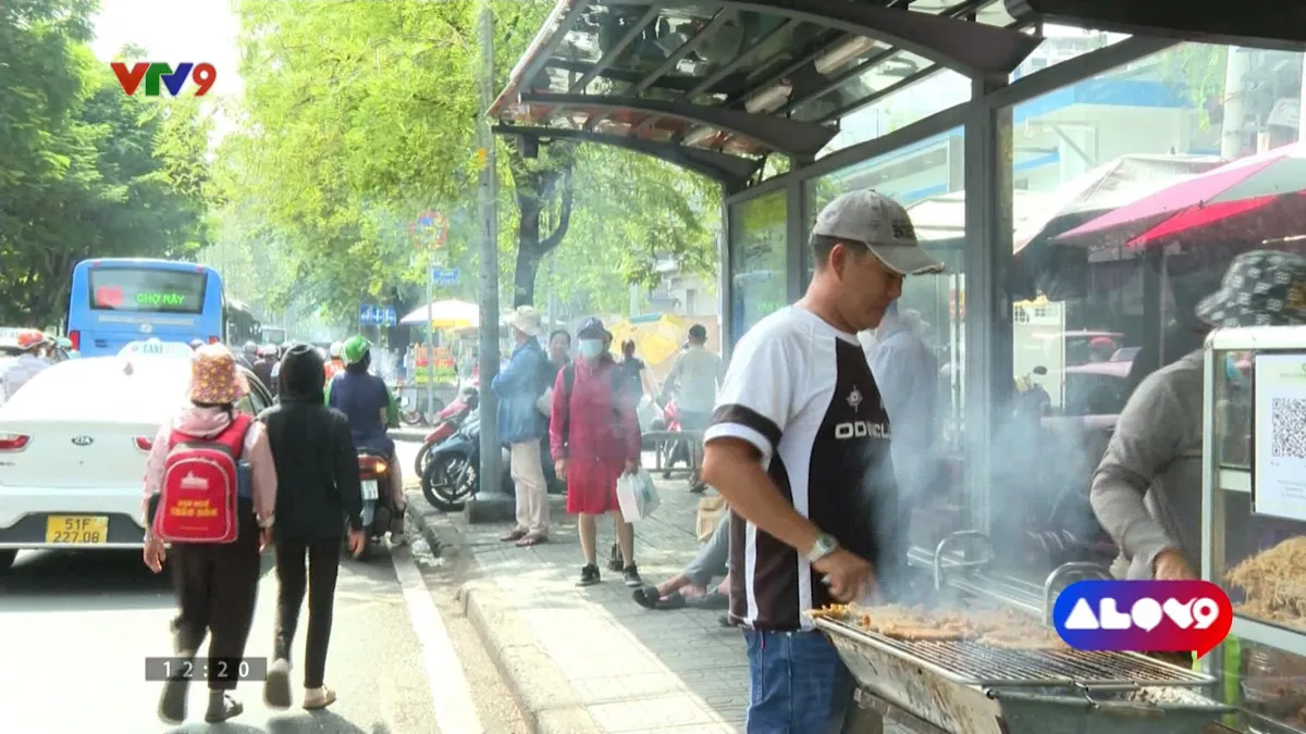 Alo V9 (25/5/2025): Nhà chờ xe buýt xuống cấp, bảng thông tin hư hỏng nặng Alo V9 (25/5/2025): Nhà chờ xe buýt xuống cấp, bảng thông tin hư hỏng nặng
