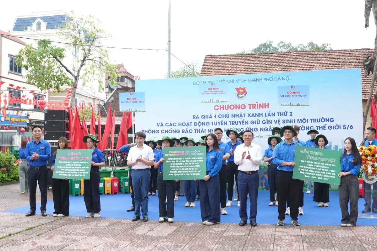Hà Nội: Sôi nổi ra quân Ngày Chủ nhật xanh, lan tỏa thông điệp sống xanh vì môi trường - Ảnh 2.