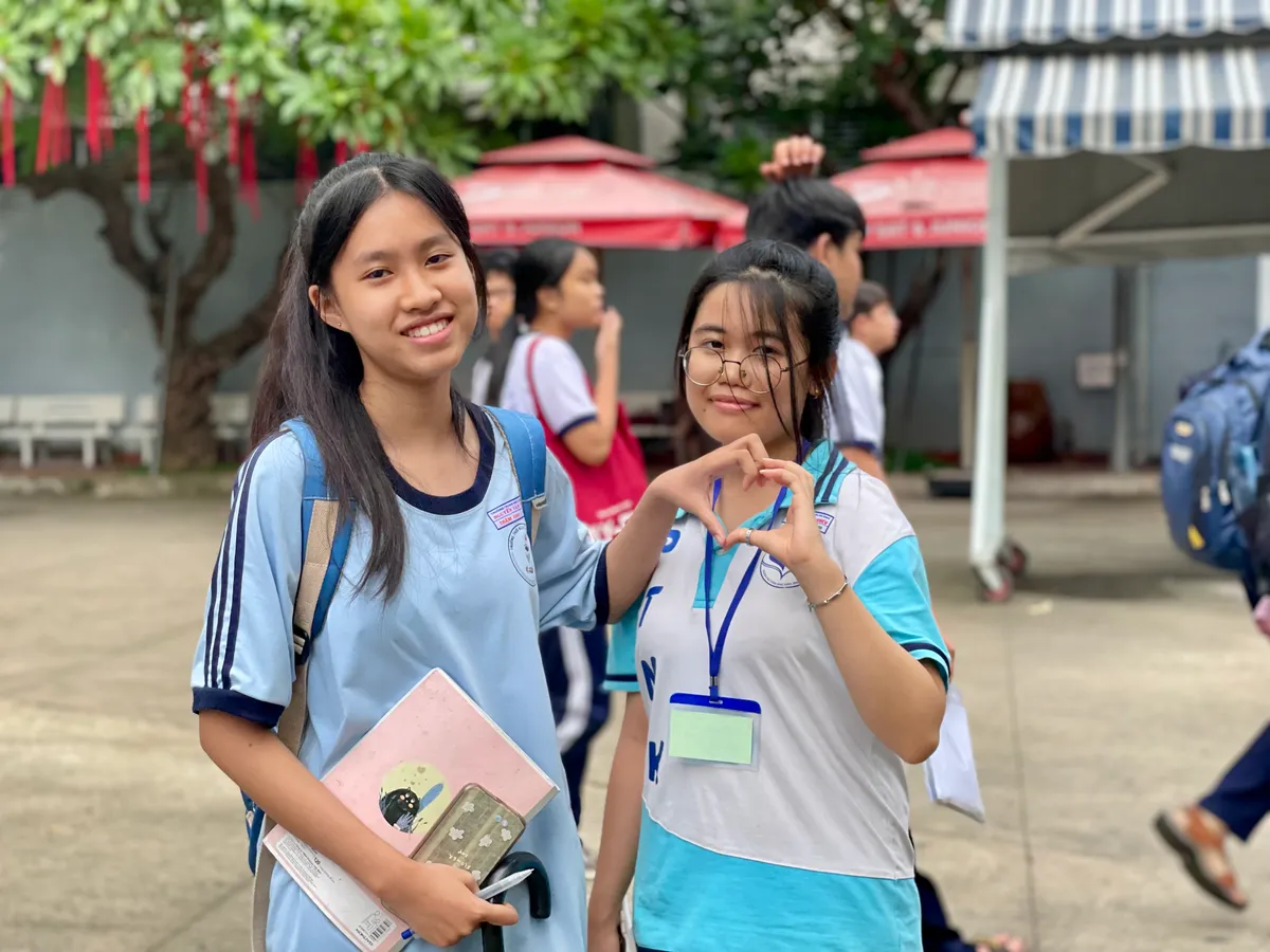 Kết thúc kỳ thi vào lớp 10 trường Phổ thông Năng khiếu: Nhiều thí sinh đặt hy vọng vào môn chuyên - Ảnh 3.
