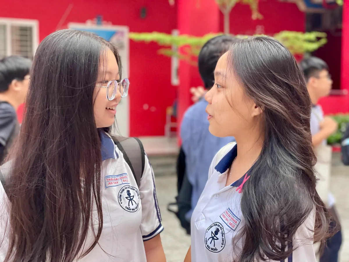 Kết thúc kỳ thi vào lớp 10 trường Phổ thông Năng khiếu: Nhiều thí sinh đặt hy vọng vào môn chuyên - Ảnh 2.