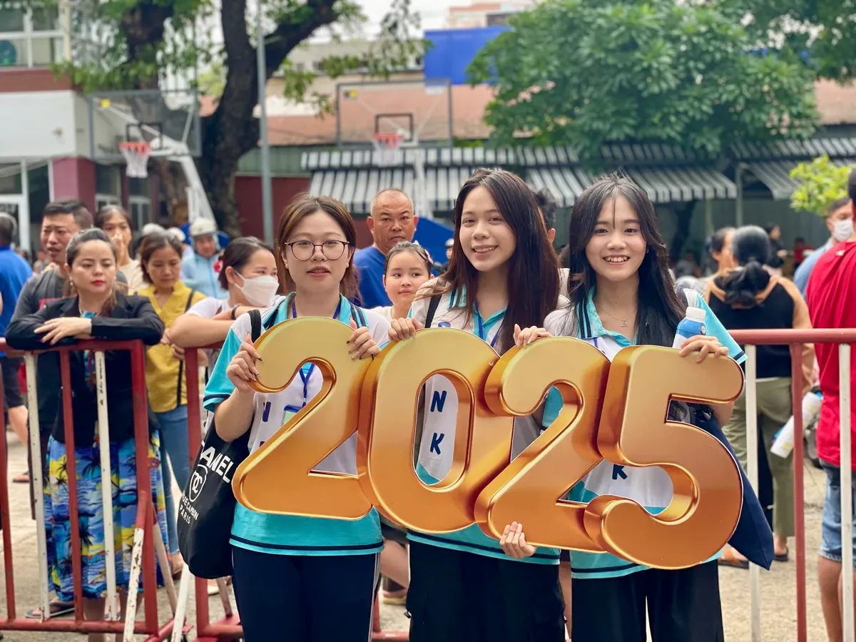 Kết thúc kỳ thi vào lớp 10 trường Phổ thông Năng khiếu: Nhiều thí sinh đặt hy vọng vào môn chuyên - Ảnh 5.