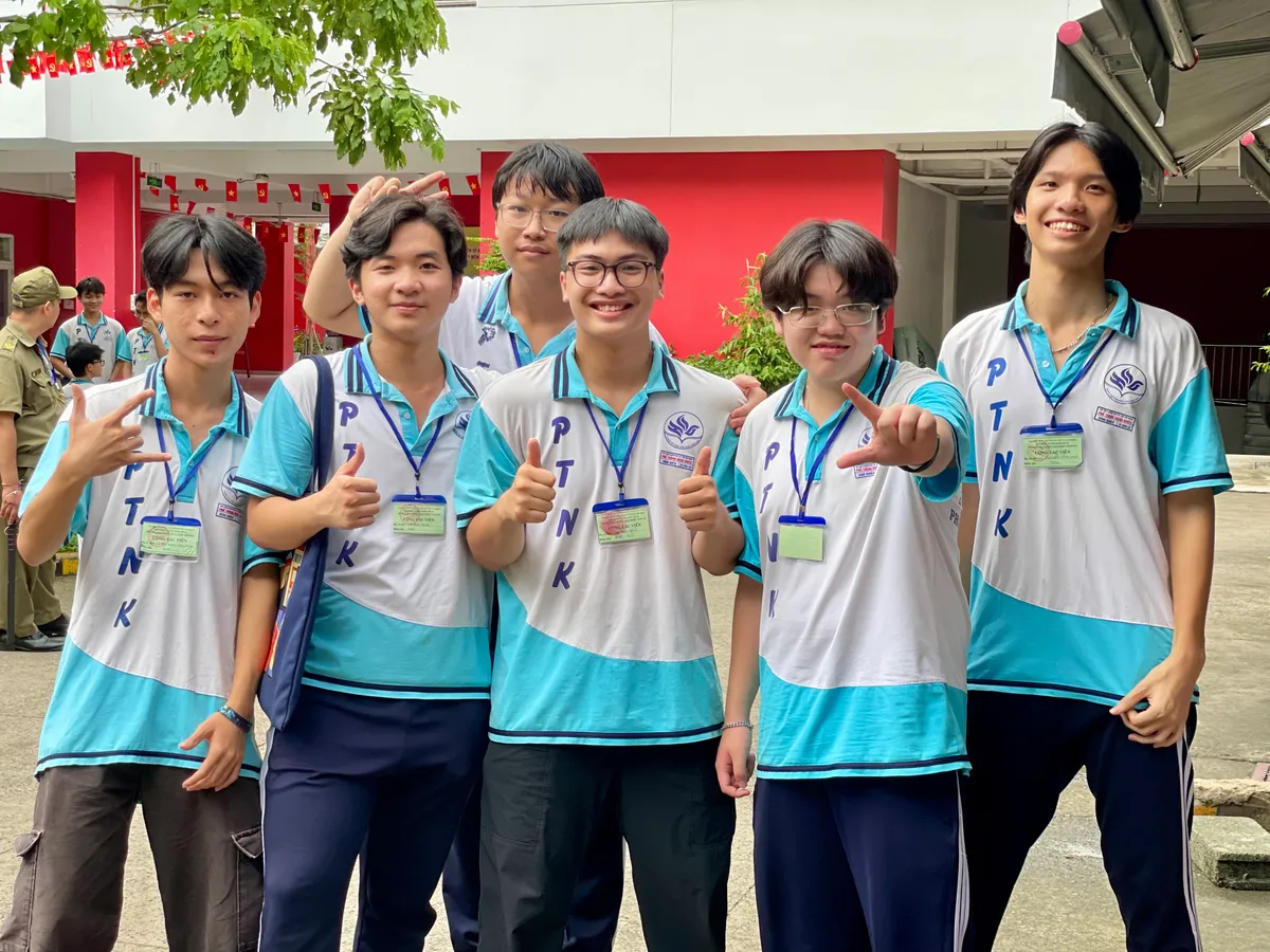 Kết thúc kỳ thi vào lớp 10 trường Phổ thông Năng khiếu: Nhiều thí sinh đặt hy vọng vào môn chuyên - Ảnh 4.