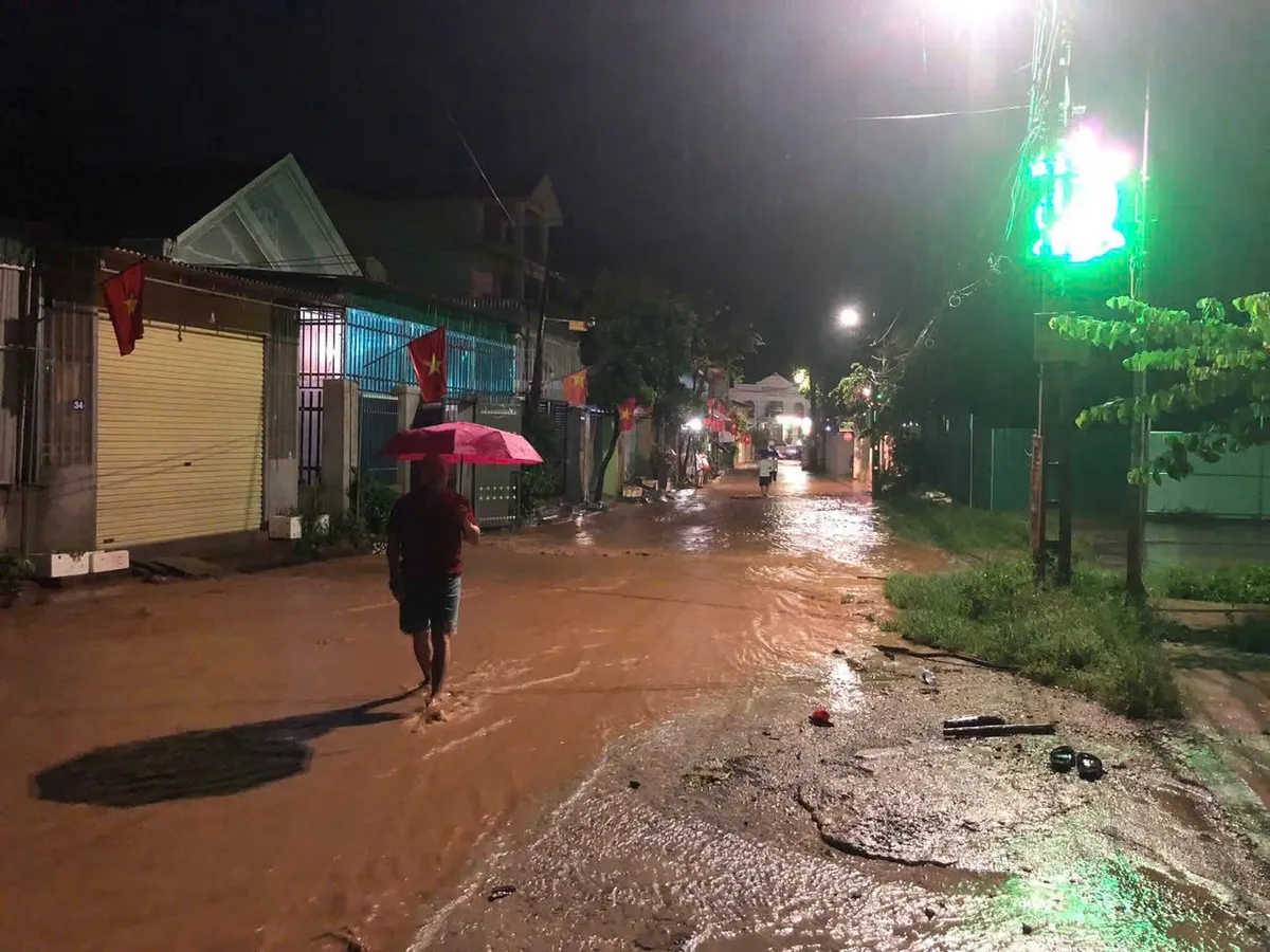 Nghệ An: Mưa kéo dài, sạt lở núi, gây nguy hiểm cho người dân - Ảnh 1. Nghệ An: Mưa kéo dài, sạt lở núi, gây nguy hiểm cho người dân - Ảnh 1.