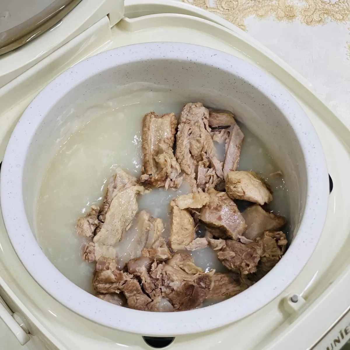 Món ngon Hà Nội gây thương nhớ: Cháo sườn quẩy giòn tại nhà - Ảnh 5.
