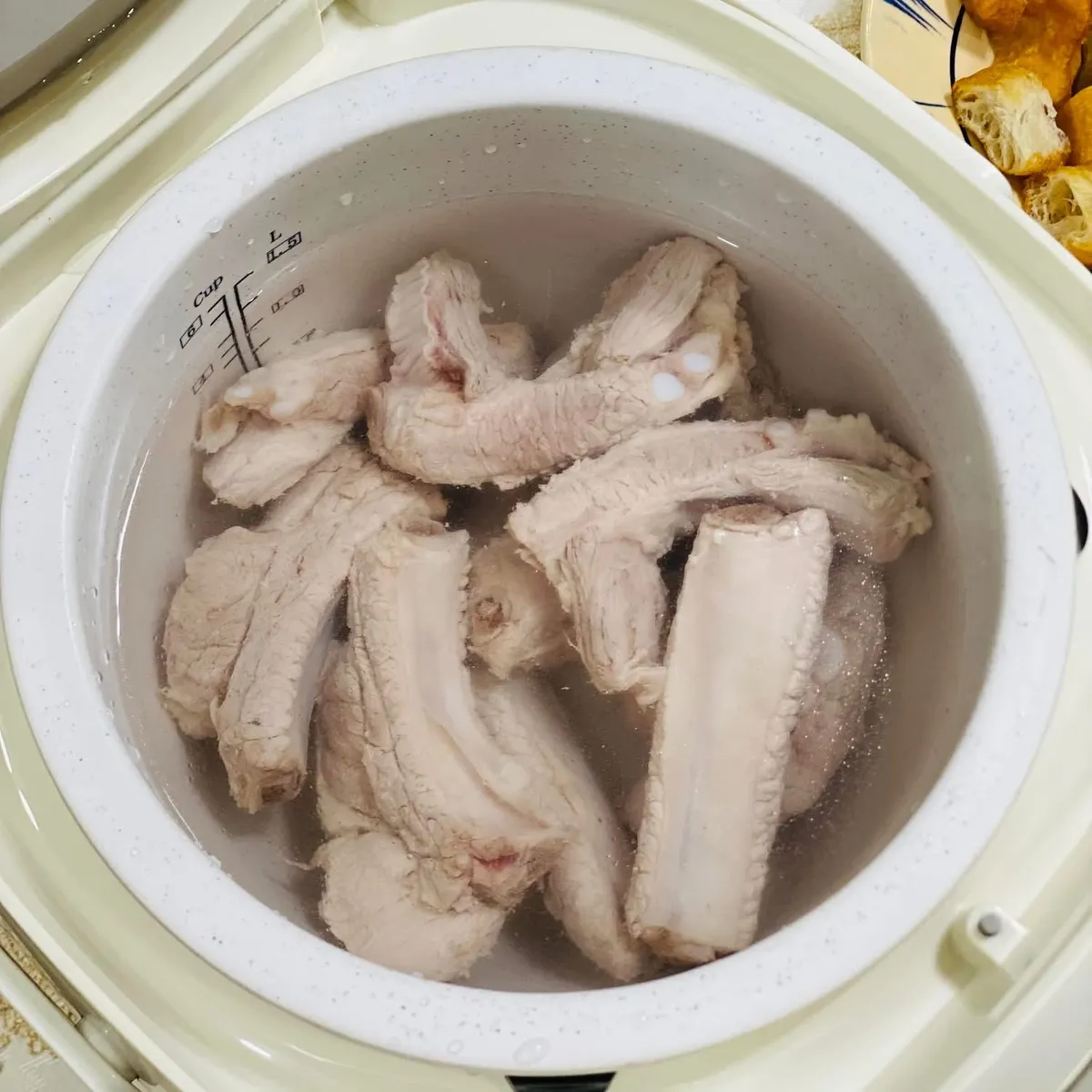 Món ngon Hà Nội gây thương nhớ: Cháo sườn quẩy giòn tại nhà - Ảnh 4.