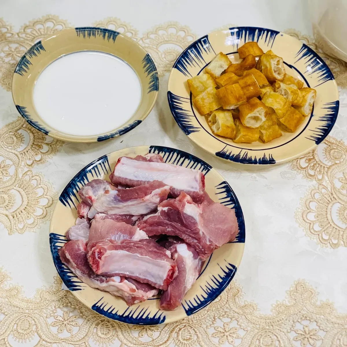 Món ngon Hà Nội gây thương nhớ: Cháo sườn quẩy giòn tại nhà - Ảnh 1.