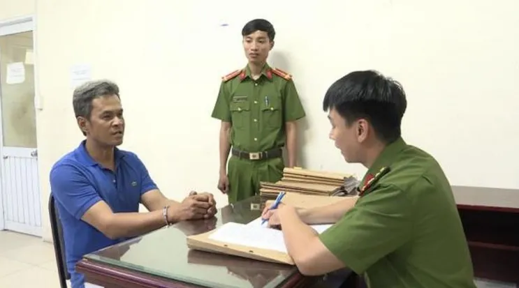 Bắt khẩn cấp thanh ni&ecirc;n bỏ chạy, k&eacute;o theo CSGT tr&ecirc;n y&ecirc;n xe m&aacute;y - Ảnh 2.