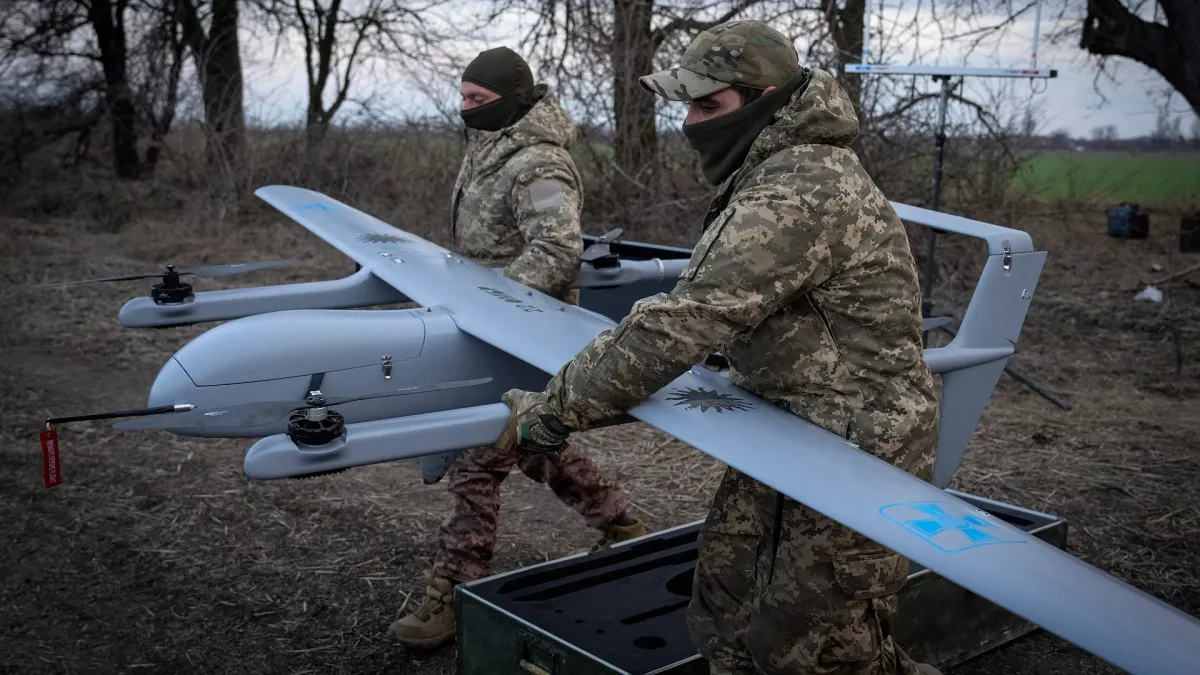 Trực thăng chở Tổng thống Putin rơi vào tâm điểm cuộc tấn công bằng UAV của Ukraine - Ảnh 2.