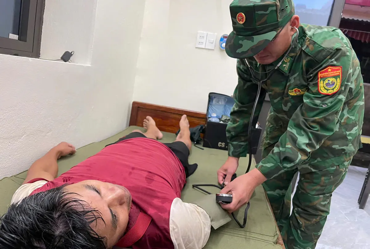 Quảng Bình: Khẩn trương tìm kiếm 10 thuyền viên trên tàu hàng bị chìm - Ảnh 2.