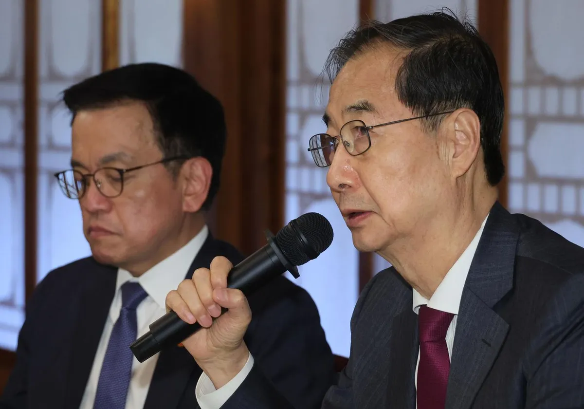 Hai cựu quyền Tổng thống Hàn Quốc bị cấm xuất cảnh - Ảnh 1. Hai cựu quyền Tổng thống Hàn Quốc bị cấm xuất cảnh - Ảnh 1.