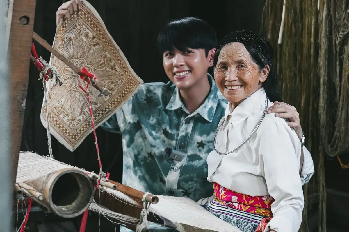 Những đôi tay kể chuyện bằng sợi lanh Lùng Tám  - Ảnh 4.