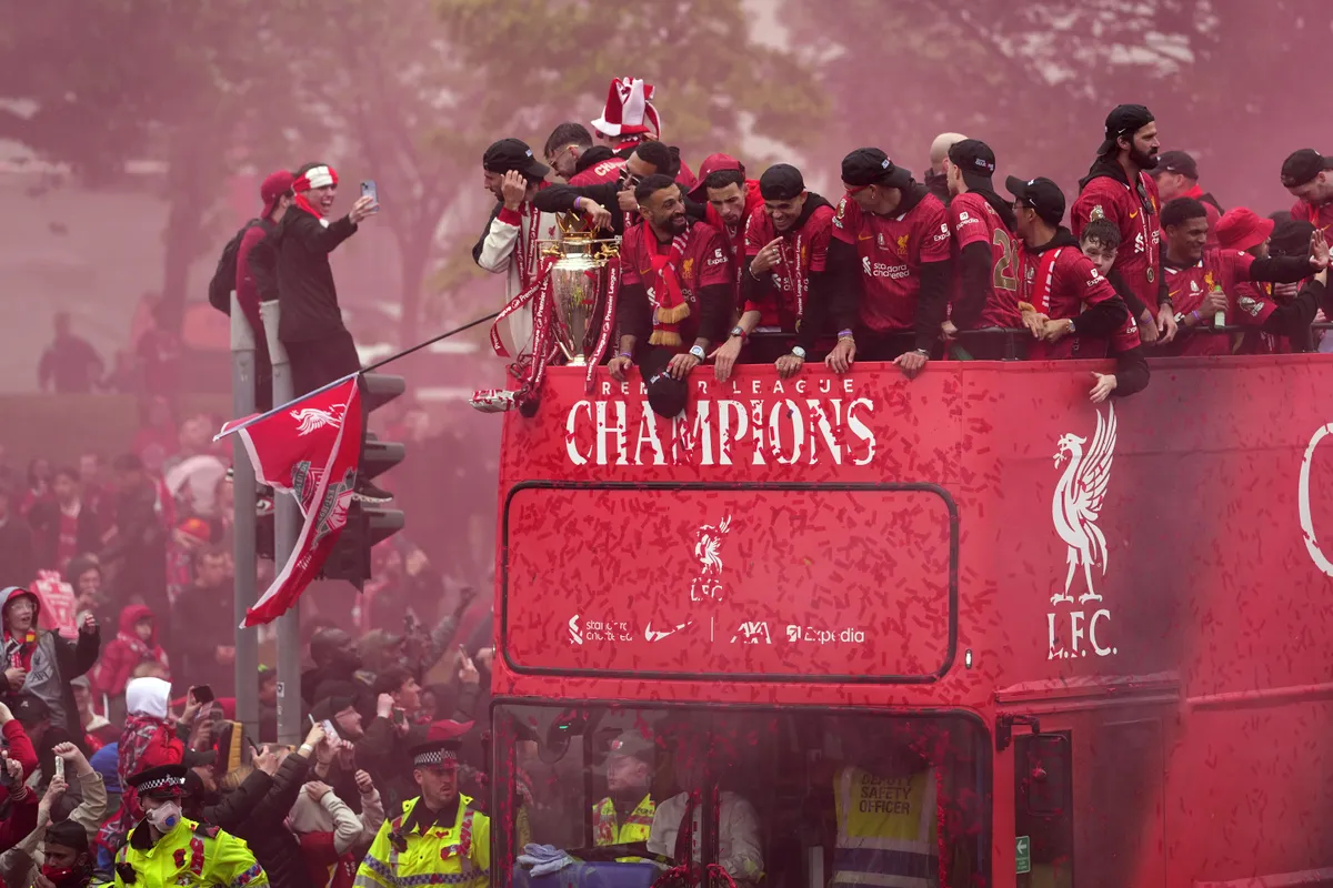 Xe lao vào đám đông đang ăn mừng bóng đá tại Liverpool - Ảnh 1.
