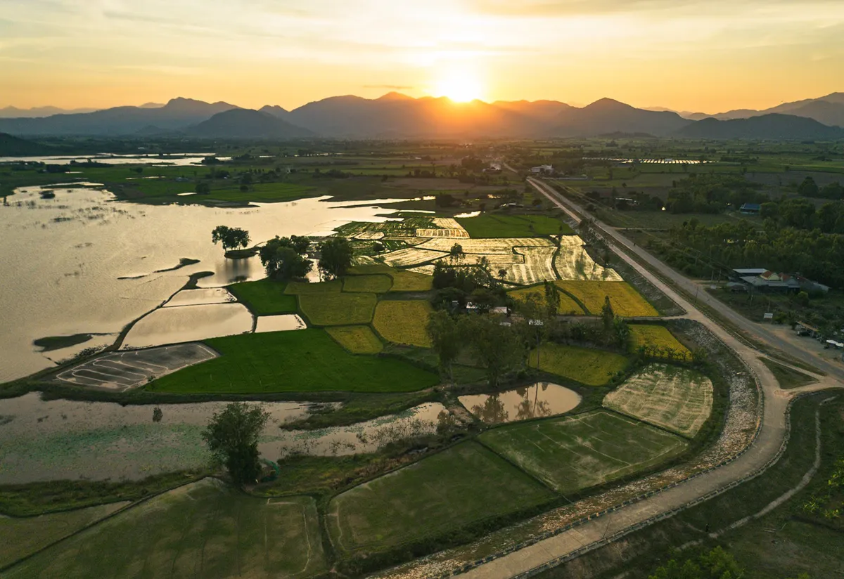 Ngắm hoàng hôn rực rỡ trên hồ Suối Trầu bình yên - Ảnh 1.