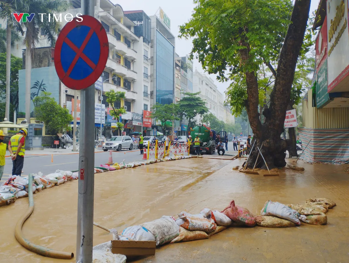 Tạm dừng robot khoan hầm metro để khắc phục sự cố bùn trào tại phố Cát Linh - Ảnh 6.