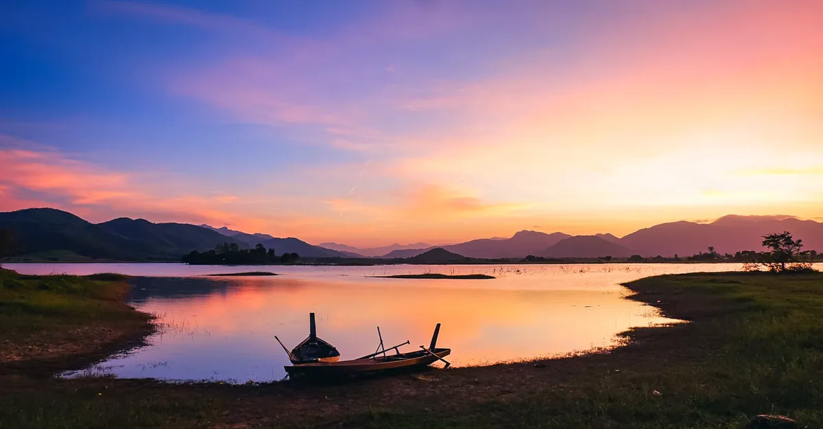 Ngắm hoàng hôn rực rỡ trên hồ Suối Trầu bình yên - Ảnh 4.