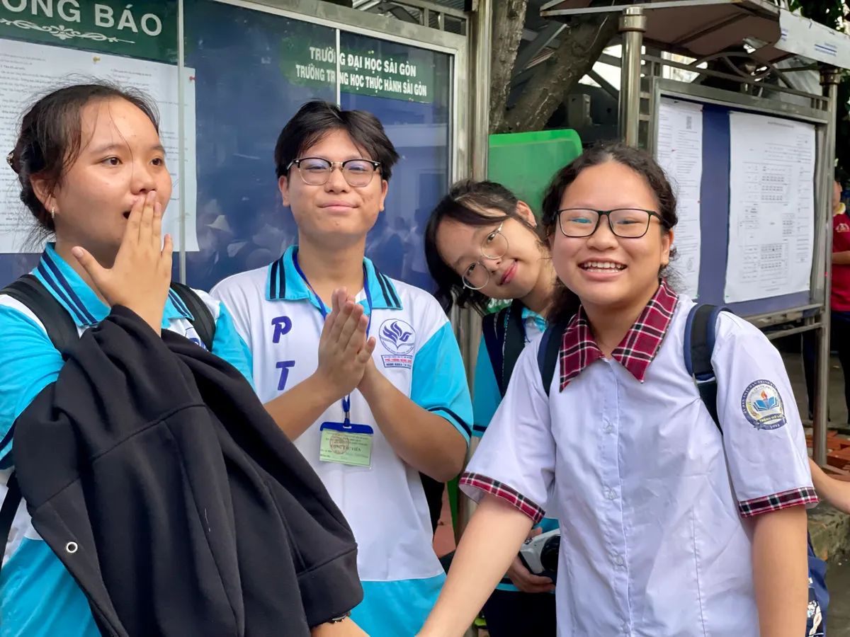 Lan tỏa thông điệp sống vui vẻ, đề thi Văn tạo tâm trạng thoải mái cho thí sinh - Ảnh 3.