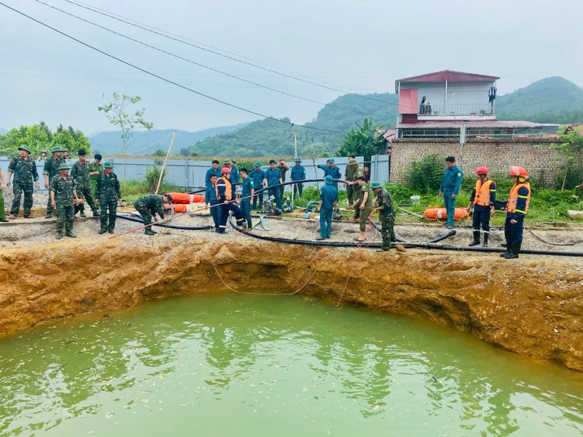Bắc Kạn: Huy động lực lượng tìm kiếm tại hố tử thần trên Quốc lộ 3B - Ảnh 2.