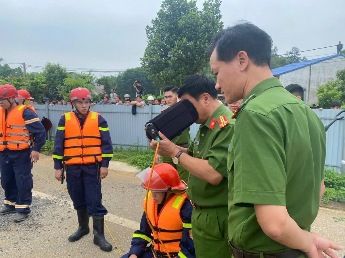 Bắc Kạn: Huy động lực lượng tìm kiếm tại hố tử thần trên Quốc lộ 3B - Ảnh 1.