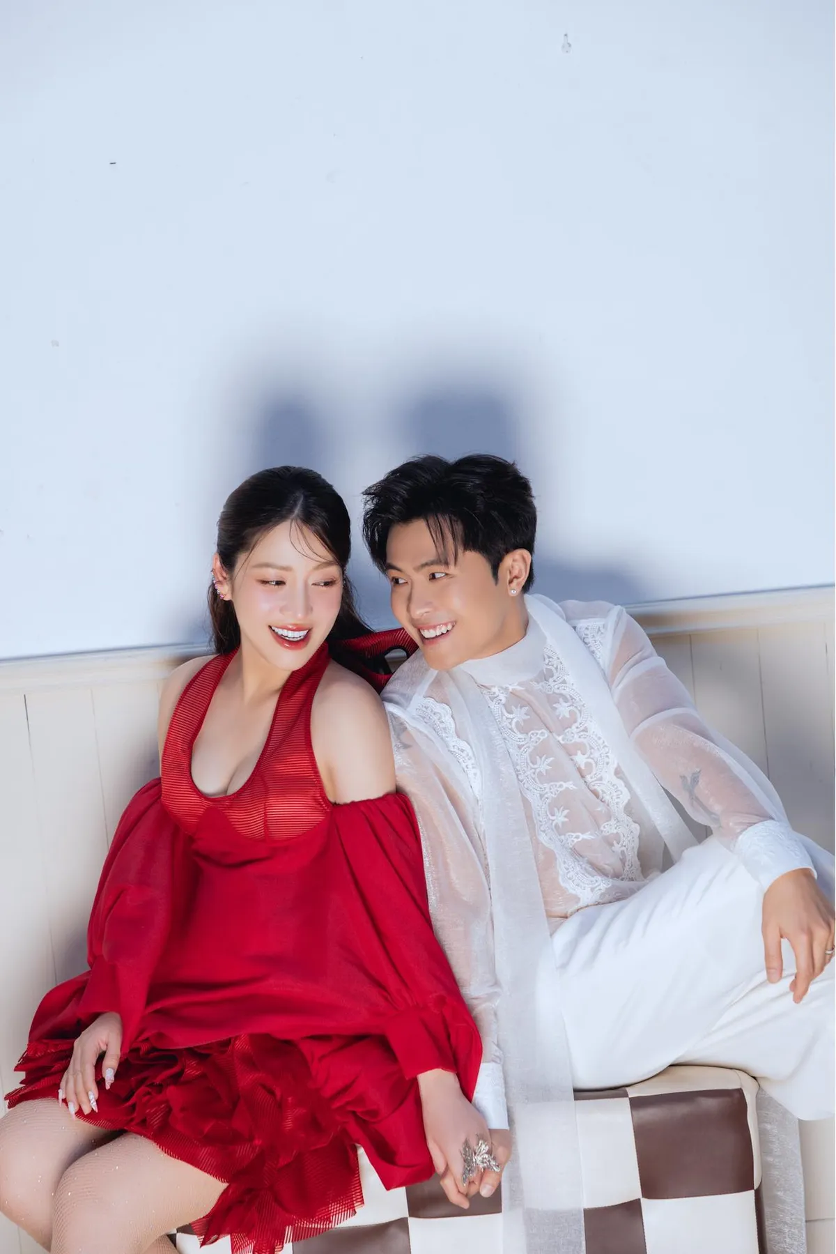 Hồ Ngọc Hà cùng con gái Lisa khoe chân dài, HHen Niê hẹn hò cùng chồng - Ảnh 4. Hồ Ngọc Hà cùng con gái Lisa khoe chân dài, HHen Niê hẹn hò cùng chồng - Ảnh 4.