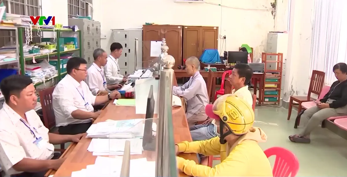 Cắt giảm thủ tục hành chính sau khi bỏ cấp huyện - Ảnh 1. Cắt giảm thủ tục hành chính sau khi bỏ cấp huyện - Ảnh 1.