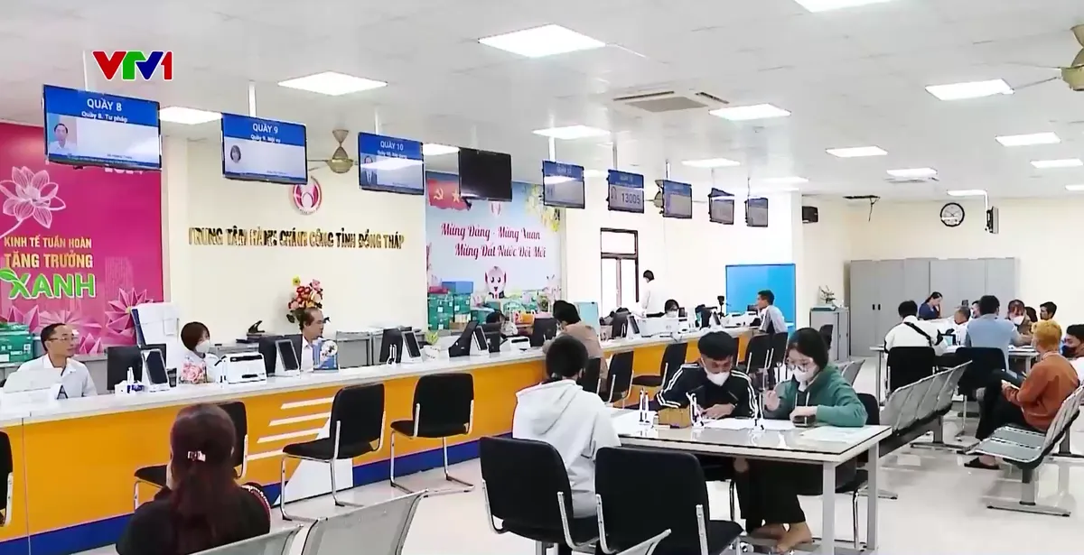 Cắt giảm thủ tục hành chính sau khi bỏ cấp huyện - Ảnh 2. Cắt giảm thủ tục hành chính sau khi bỏ cấp huyện - Ảnh 2.