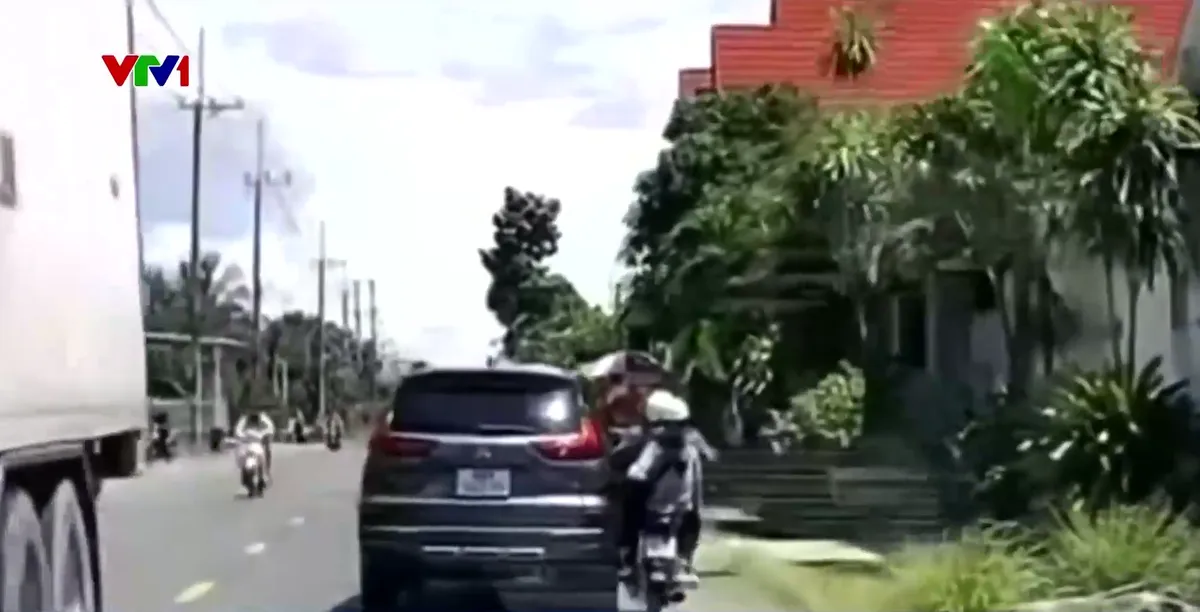Tài xế ô tô bất ngờ đánh lái thiếu quan sát, gây tai nạn rồi bỏ chạy - Ảnh 1.