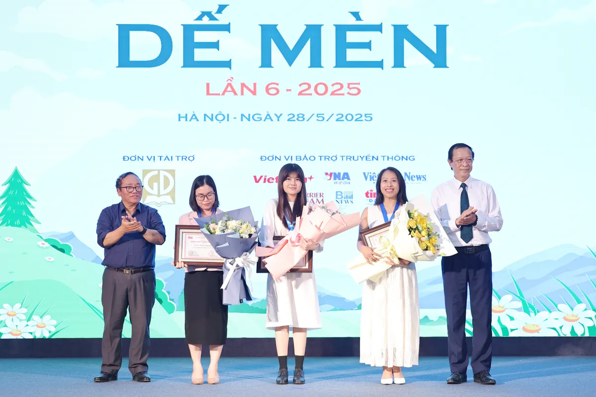 Nhạc sĩ Phạm Tuyên được trao giải Hiệp sĩ Dế mèn - Ảnh 2.