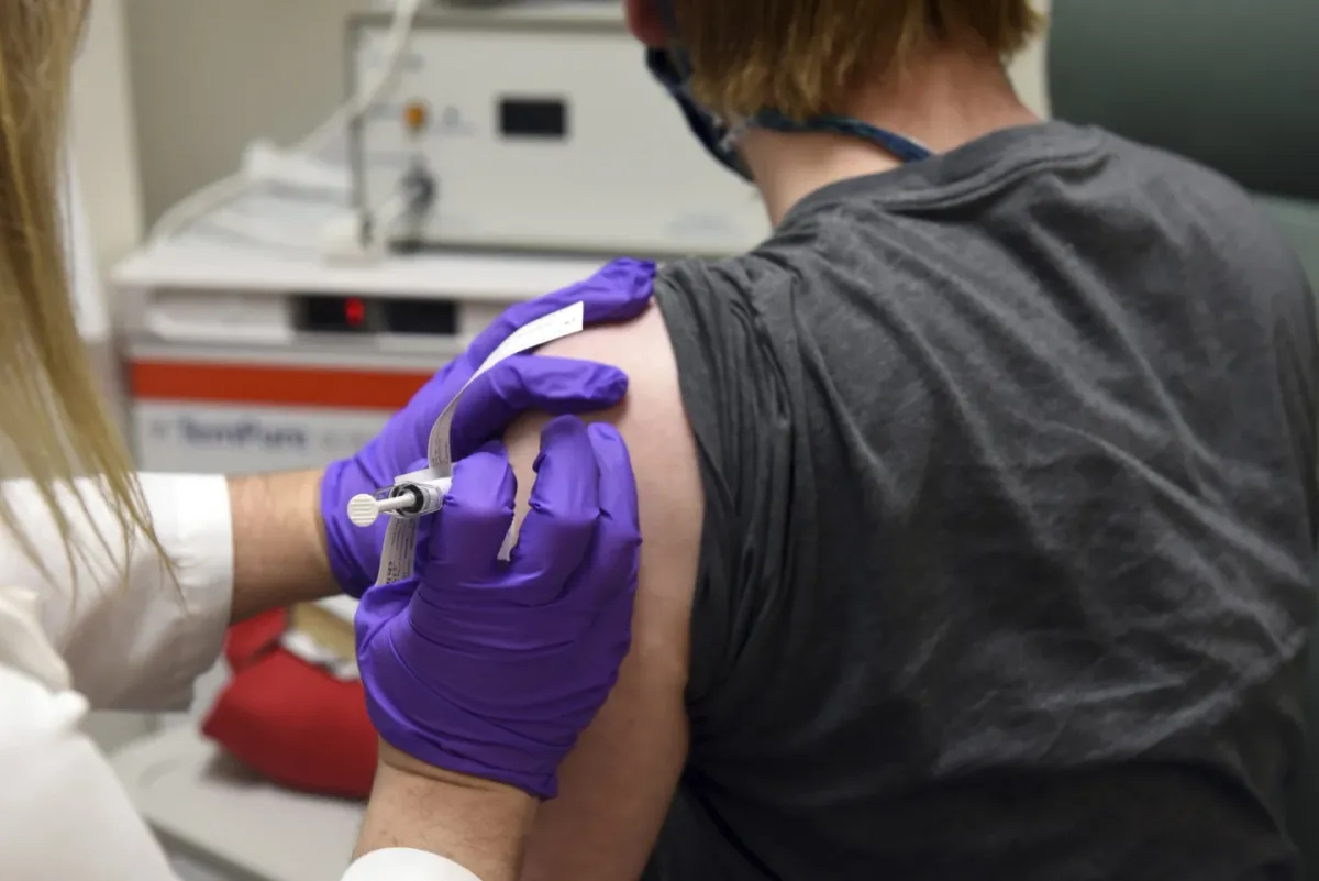 Mỹ bỏ khuyến cáo tiêm vaccine COVID-19 cho trẻ em và thai phụ khỏe mạnh - Ảnh 1.