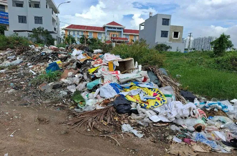 Nỗi lo rác thải tràn lan trước cổng Trường Tiểu học Nguyễn An Khương – Cần hành động ngay! Nỗi lo rác thải tràn lan trước cổng Trường Tiểu học Nguyễn An Khương – Cần hành động ngay!