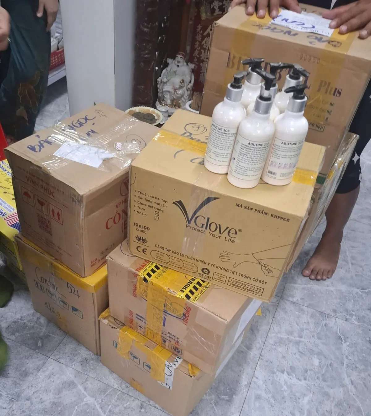 Đột kích phát hiện hơn 25 tấn hóa chất và hàng nghìn lọ mỹ phẩm không rõ nguồn gốc - Ảnh 1.
