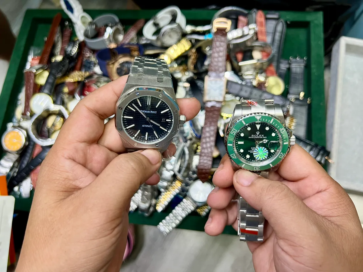 Đột kích Saigon Square, thu giữ hàng nghìn sản phẩm nghi giả mạo Rolex, Gucci, LV... - Ảnh 3.