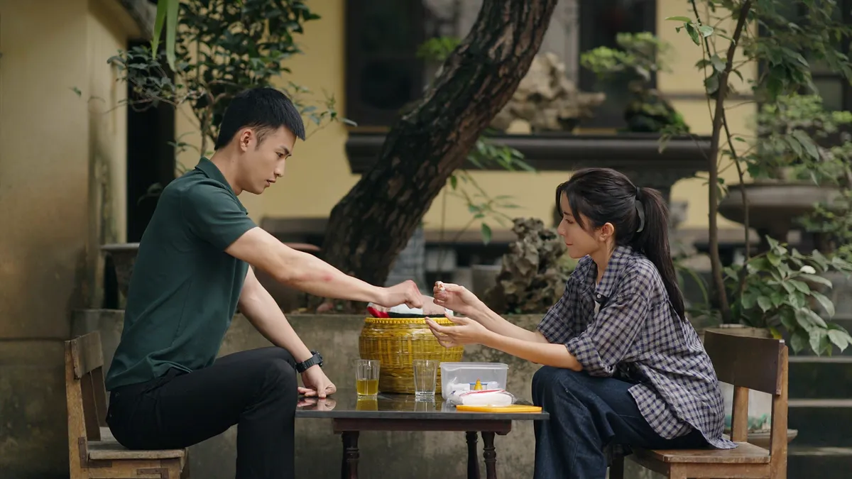 Duy Khánh xả vai bộ đội vào vai anh chàng lái xe vui tính trong Dịu dàng màu nắng - Ảnh 3.