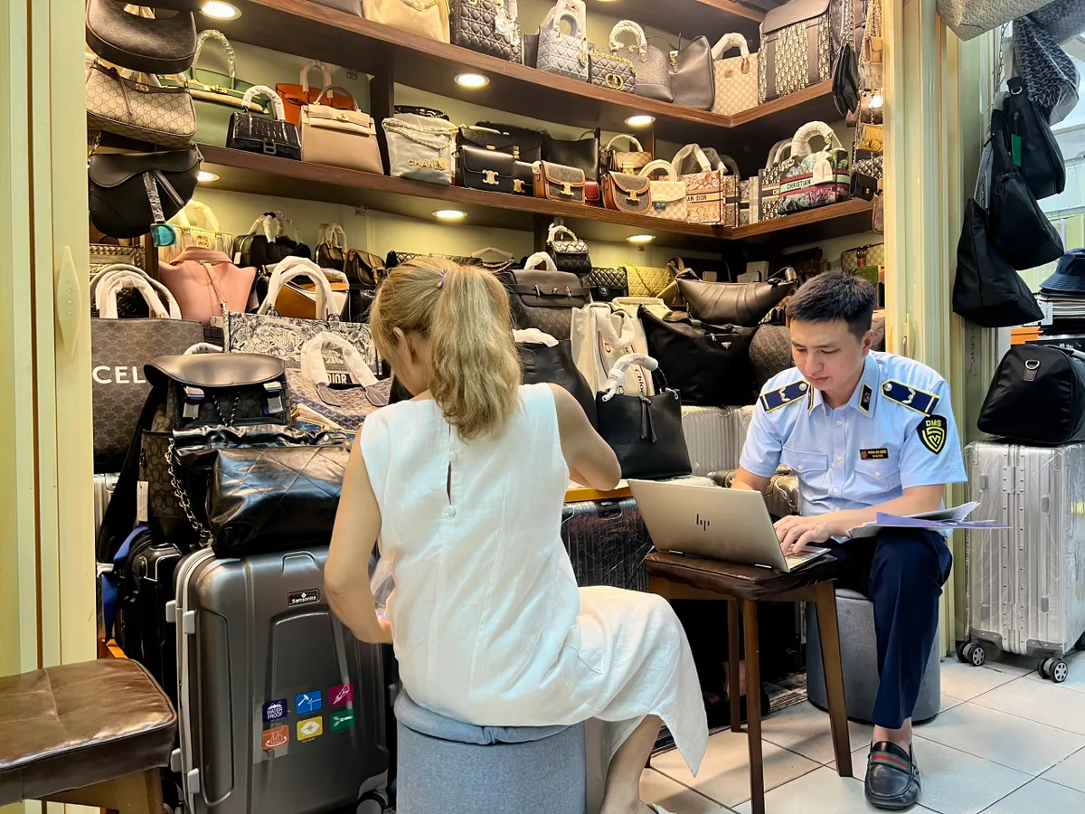 Đột kích Saigon Square, thu giữ hàng nghìn sản phẩm nghi giả mạo Rolex, Gucci, LV... - Ảnh 6.