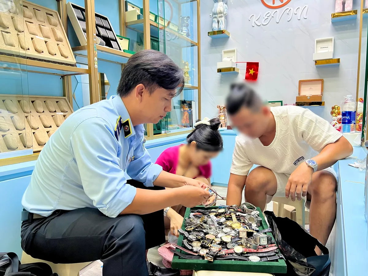 Đột kích Saigon Square, thu giữ hàng nghìn sản phẩm nghi giả mạo Rolex, Gucci, LV... - Ảnh 5.
